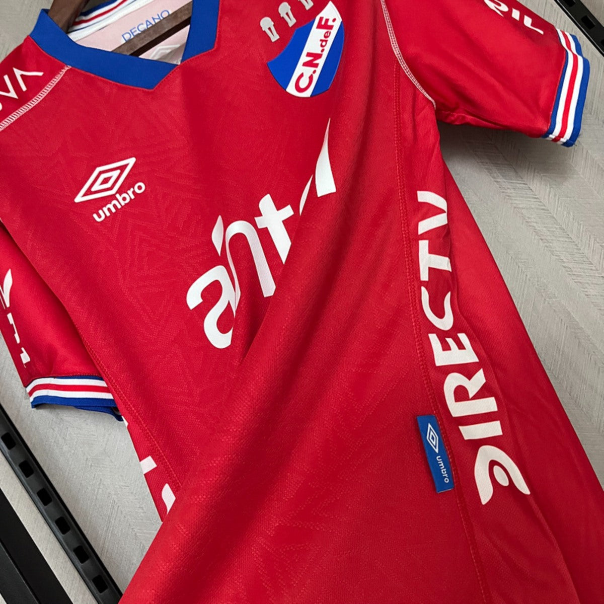 Camisola Club Nacional de Football 2025-26 Alternativa Vermelha Versão Adepto
