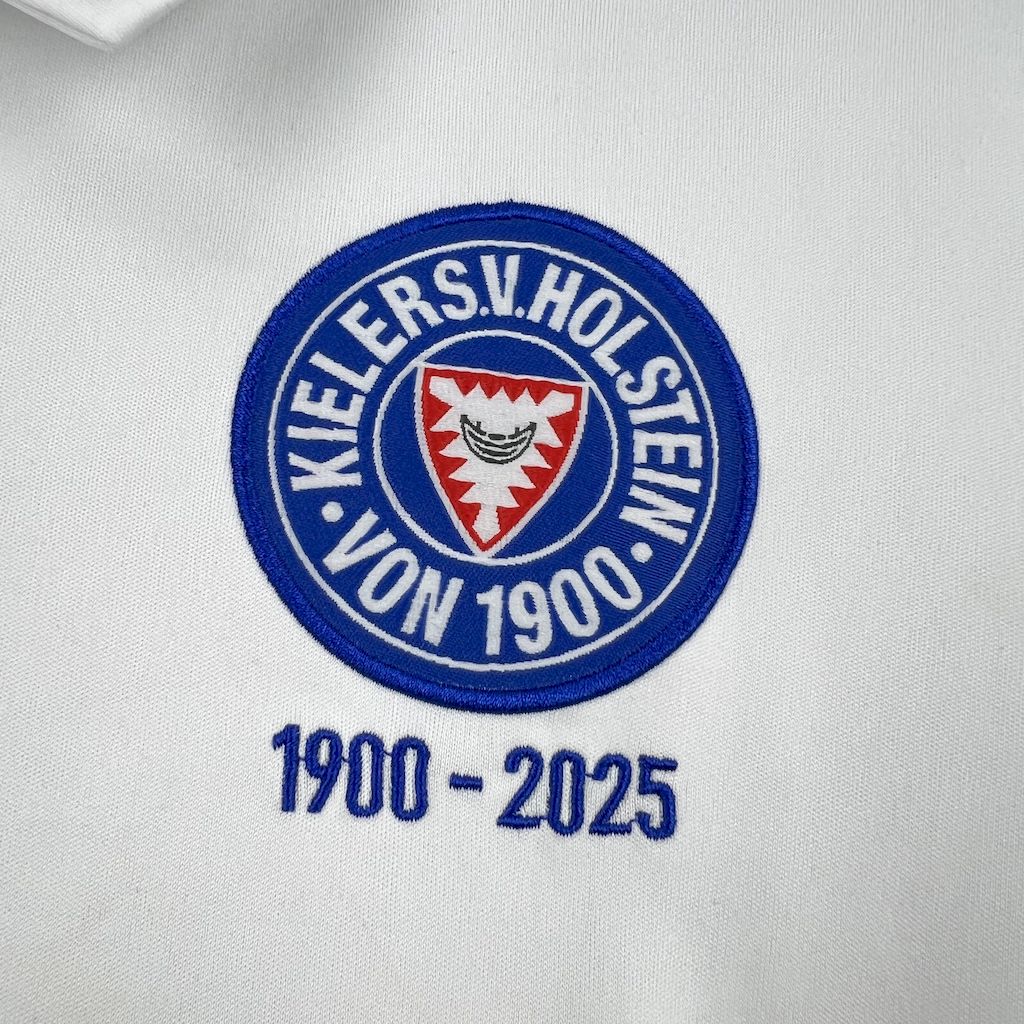 Camisola Holstein Kiel 2024-25 Edição 125º Aniversário Versão Adepto