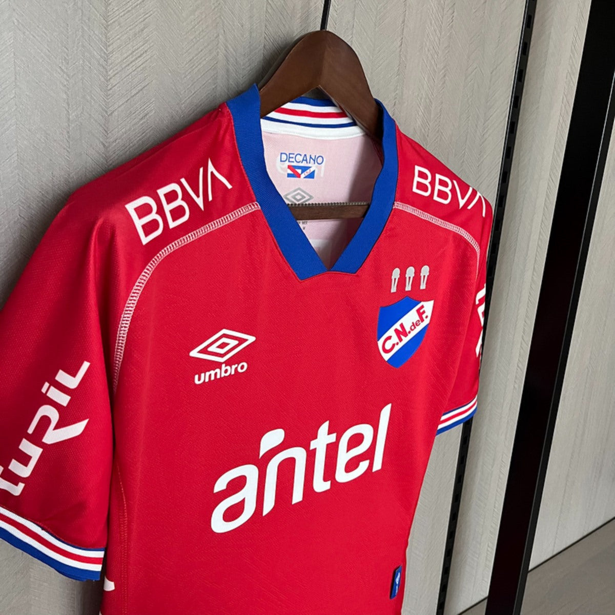 Camisola Club Nacional de Football 2025-26 Alternativa Vermelha Versão Adepto