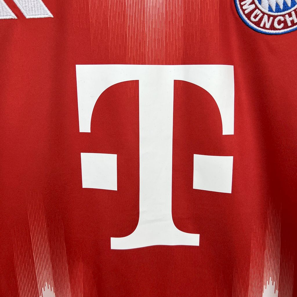 Camisola FC Bayern Munique 2025-26 Principal Versão Adepto KIMMICH #6