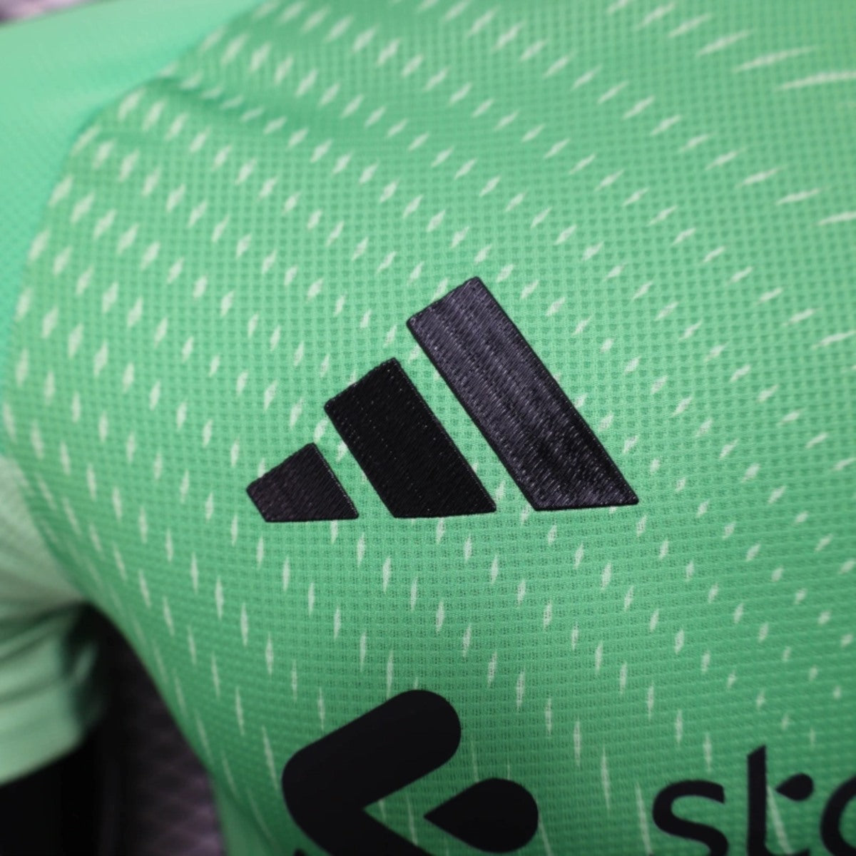 2025-26 Liverpool Long-Sleeve Goalkeeper Player Version Jersey