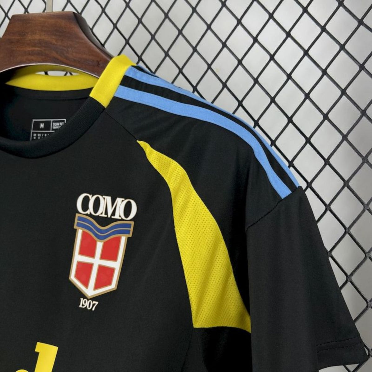 Camisola Como 1907 2025-26 Alternativa Preta/Amarela Versão Adepto
