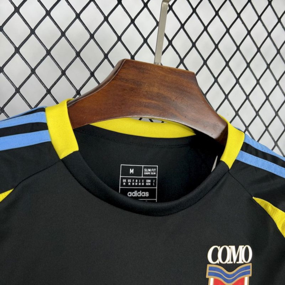 Camisola Como 1907 2025-26 Alternativa Preta/Amarela Versão Adepto